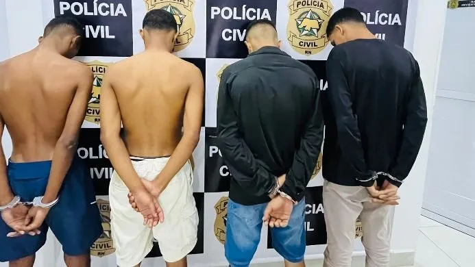Armas, drogas e balanças apreendidas pela polícia durante operação em condomínio.