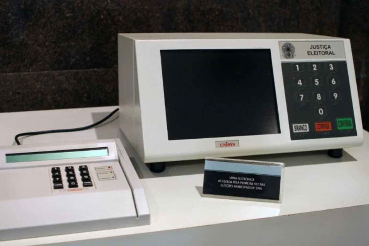Urna eletrônica em uma seção de votação após a apuração dos votos.