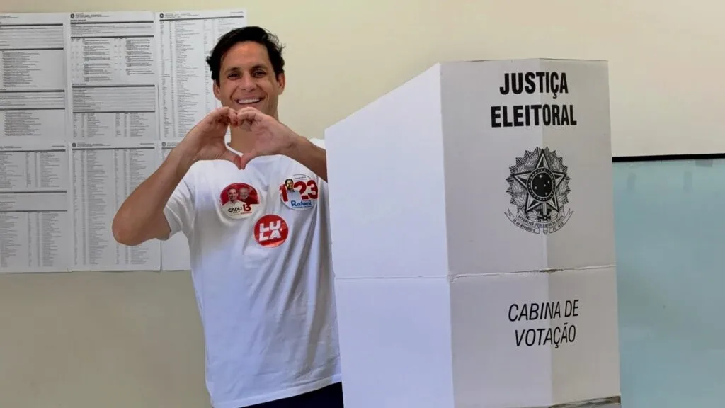Rafael Motta exercendo o direito ao voto no Over Colégio e Curso em Natal.