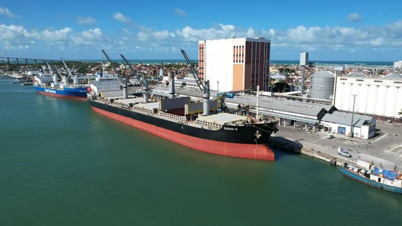 Contêineres empilhados em porto representando as exportações do Rio Grande do Norte.