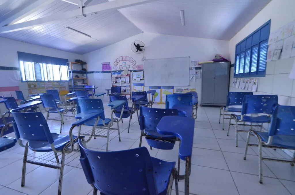 Sala de aula vazia aguardando o retorno dos estudantes.