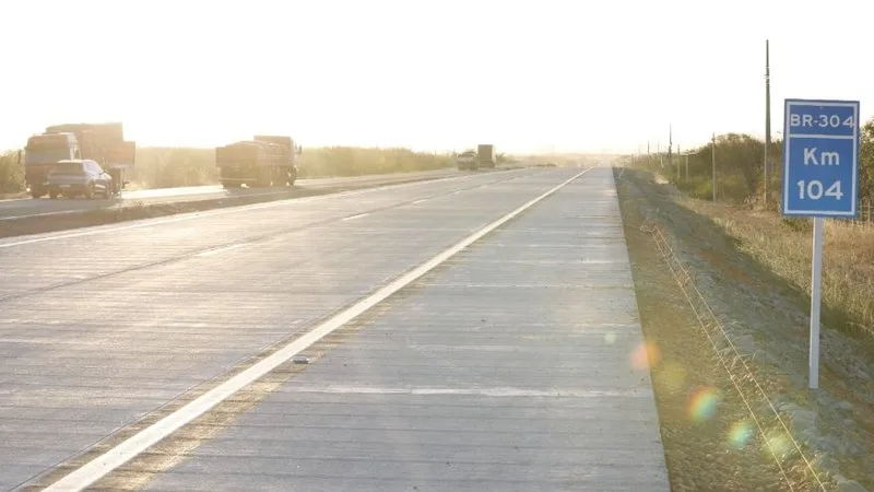 Trecho de rodovia da BR-304 em fase de obras e duplicação no interior do Rio Grande do Norte.
