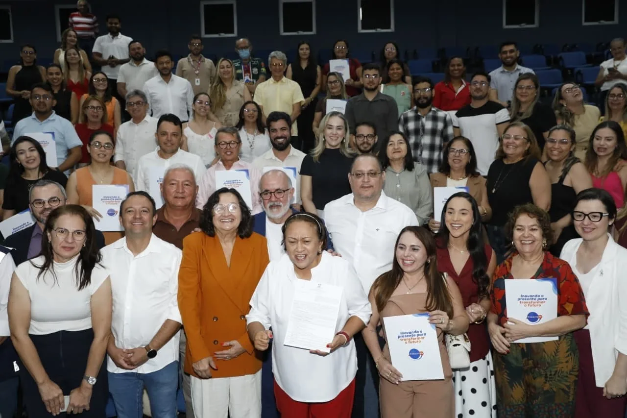 Governadora Fátima Bezerra em cerimônia de assinatura de convênios de saúde no RN