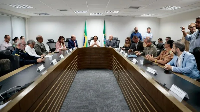 Viaturas e agentes de segurança pública do Rio Grande do Norte em operação integrada.