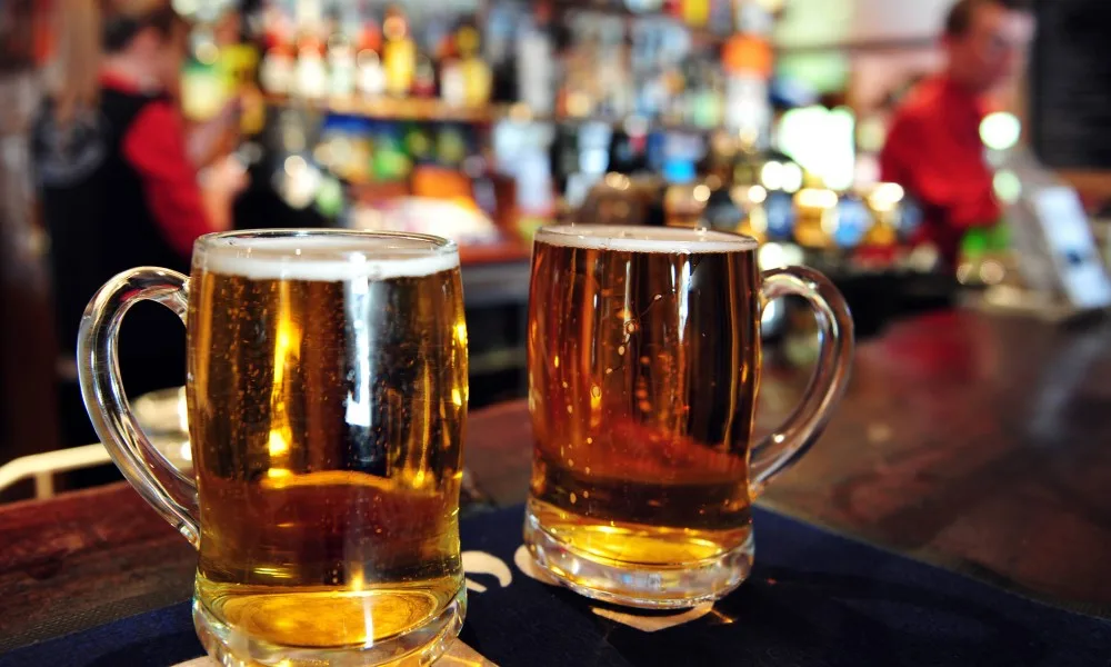 Bebidas alcoólicas expostas em prateleira de estabelecimento comercial.