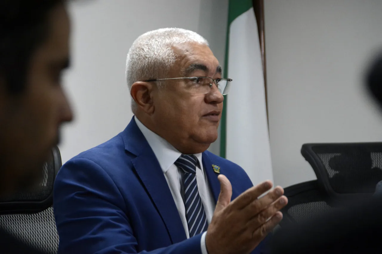 Coronel Araújo da SESED durante acompanhamento das eleições.