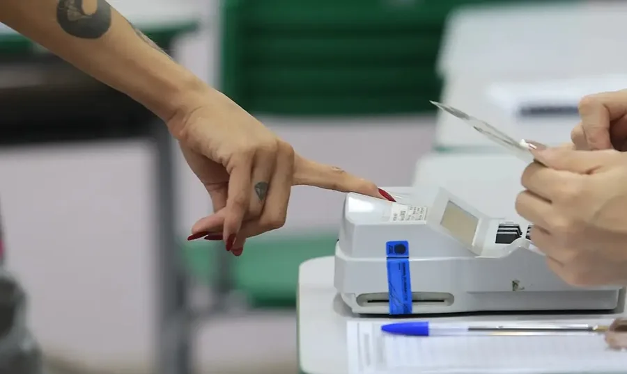 Urnas eletrônicas sendo utilizadas durante o período de votação no Rio Grande do Norte.