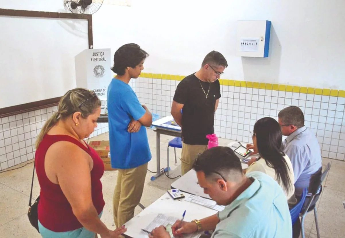 Eleitores aguardam para votar em uma seção eleitoral do Rio Grande do Norte durante o primeiro turno de 2026.
