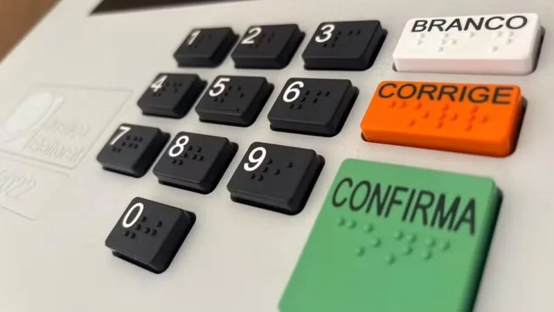 Eleitor votando em urna eletrônica durante o segundo turno das Eleições 2026.