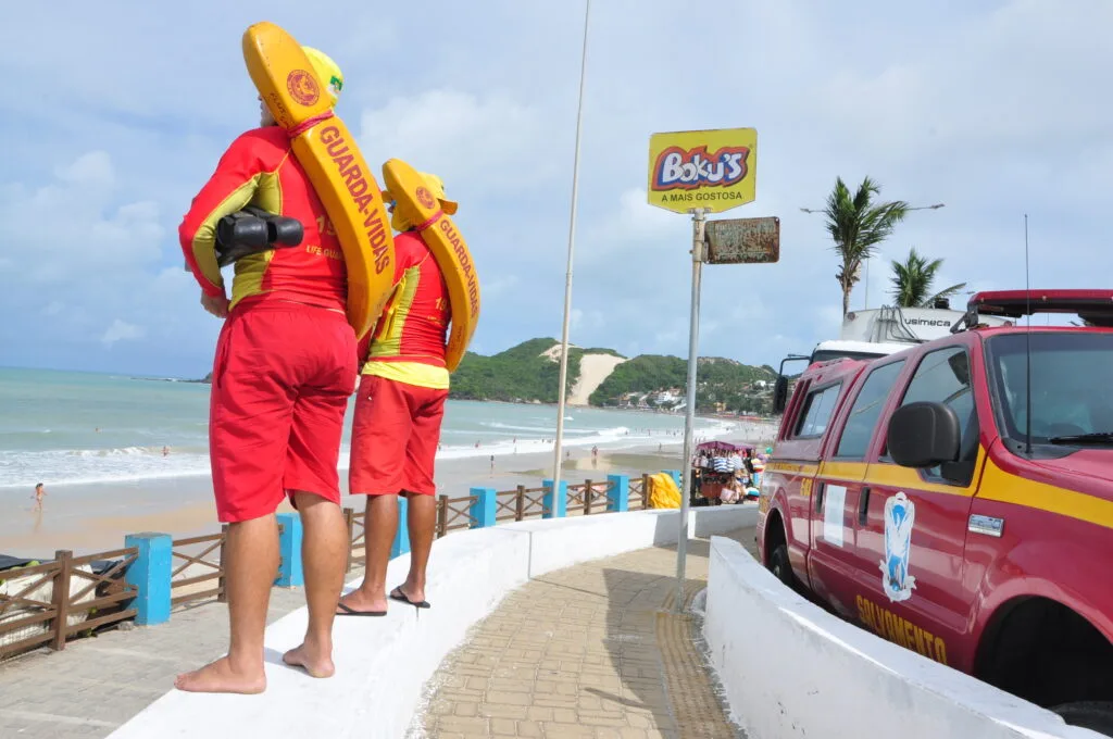 Guarda-vidas em patrulhamento na orla de Ponta Negra.