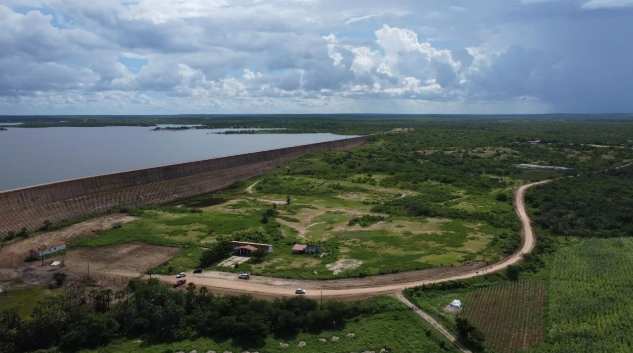 Vista aérea de reservatório com baixo nível de água no interior do Rio Grande do Norte.