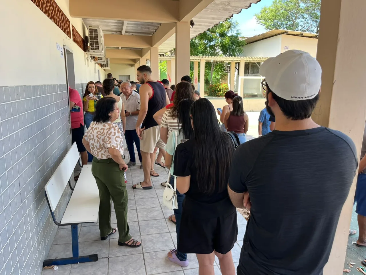 Eleitores votando em seção eleitoral na Zona Sul de Natal