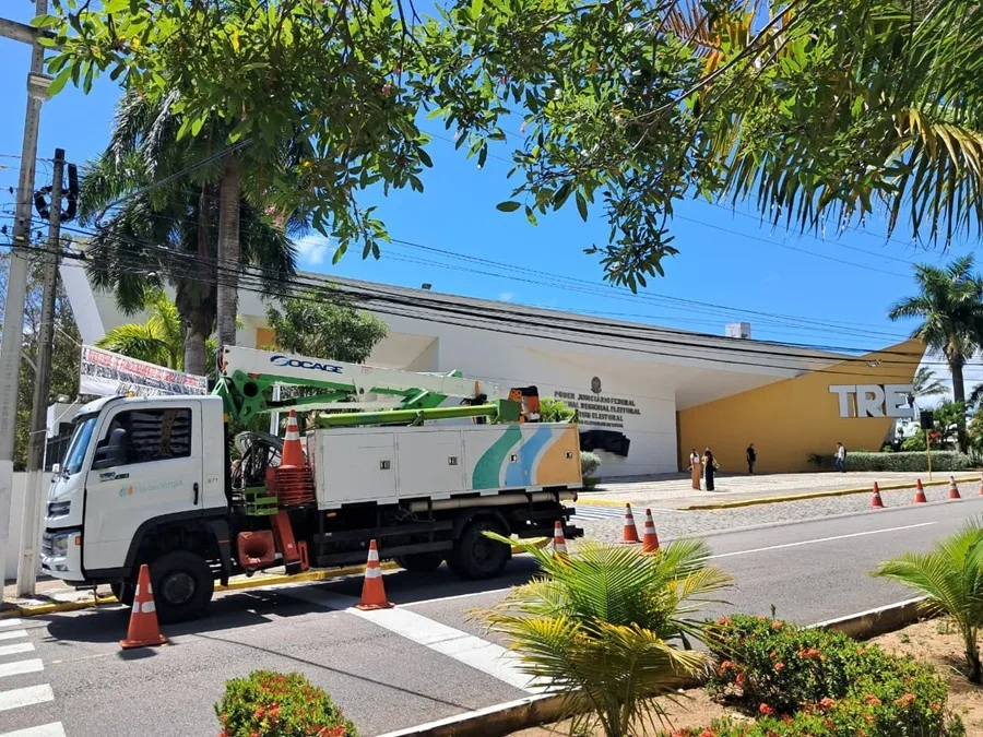 Equipes técnicas da Neoenergia Cosern em operação de manutenção preventiva no Rio Grande do Norte.