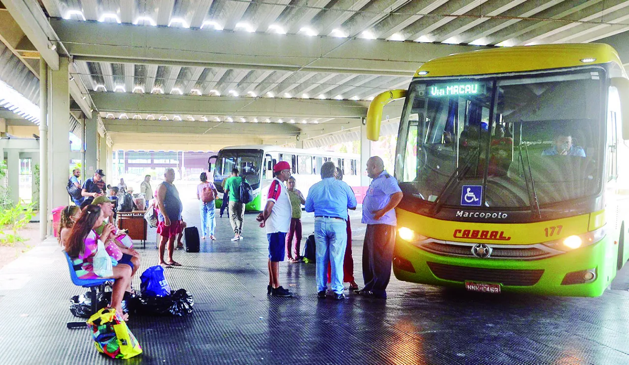 Ônibus e passageiros na plataforma da Rodoviária de Natal.