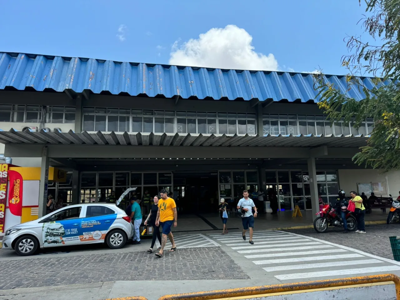 Rodoviária de Natal movimentada com passageiros embarcando em ônibus intermunicipais.