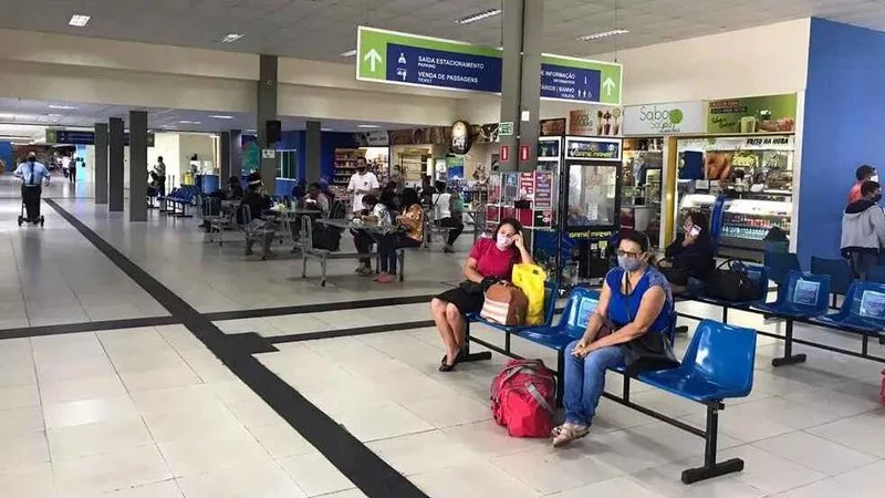 Ônibus rodoviário em terminal de passageiros do Rio Grande do Norte durante período eleitoral.