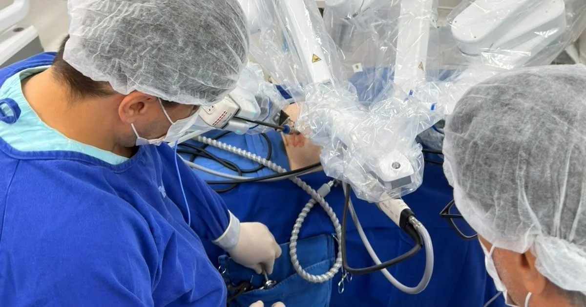 Equipamento robótico cirúrgico Toumai sendo operado em ambiente hospitalar.