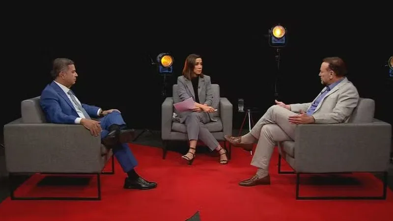Senador Rogério Marinho gesticula durante entrevista em estúdio de televisão.
