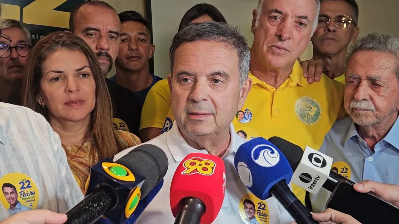 Rogério Marinho em coletiva de imprensa discutindo alianças do PL no Rio Grande do Norte.