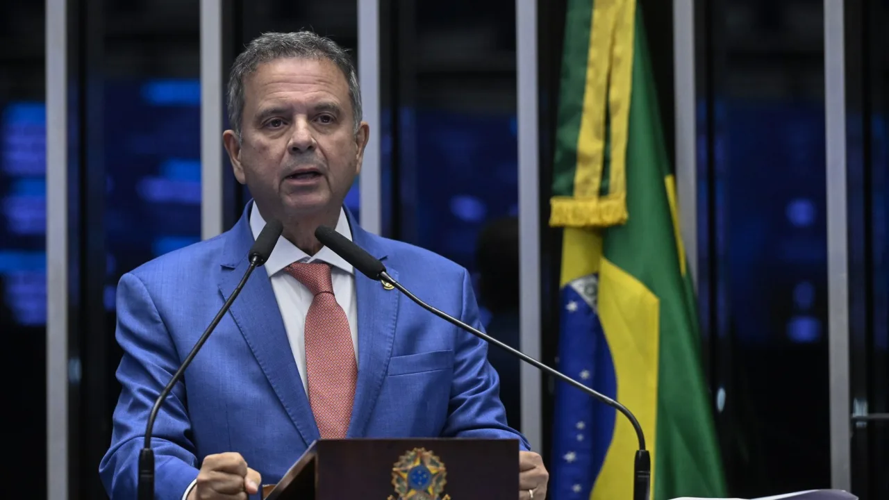 Senador Rogério Marinho em atividade oficial no Senado Federal