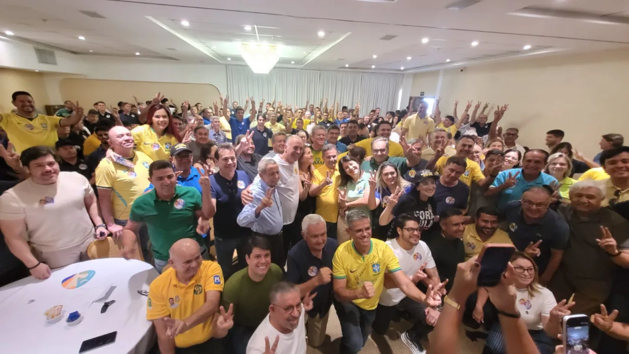 Senador Rogério Marinho discursando para prefeitos e lideranças políticas em hotel de Natal.