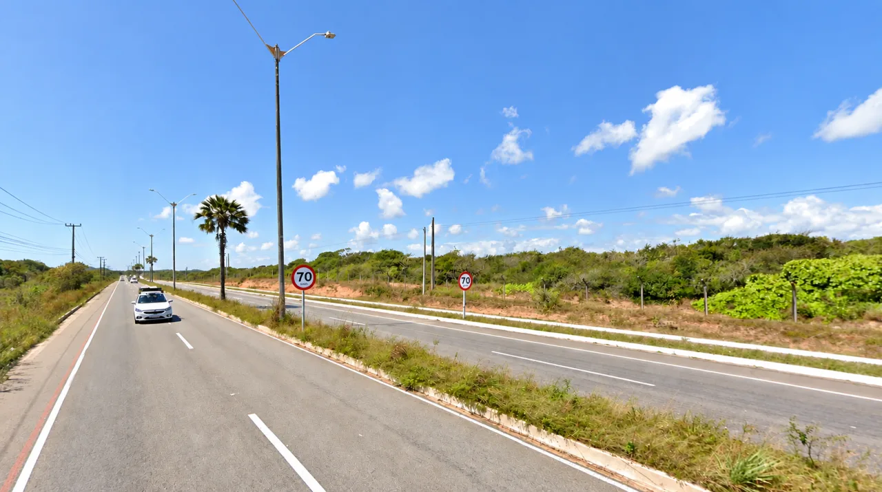 Ciclistas treinando na via pública com sinalização de trânsito