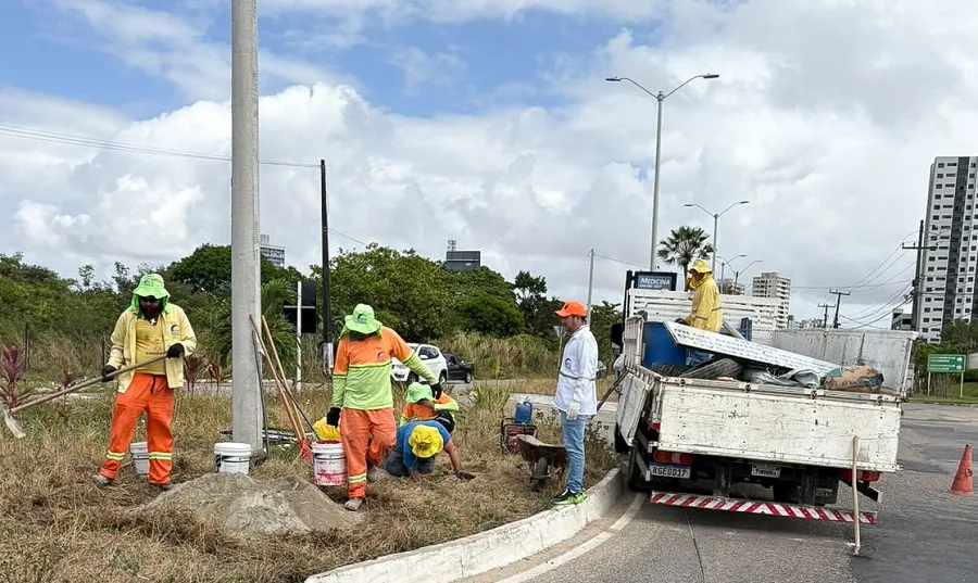 Ciclistas treinando na Rota do Sol com sinalização de trânsito.