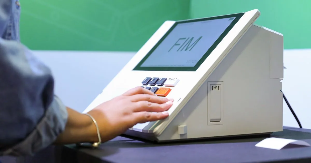 Urna eletrônica com sistema de acessibilidade e sinalização em Braille.