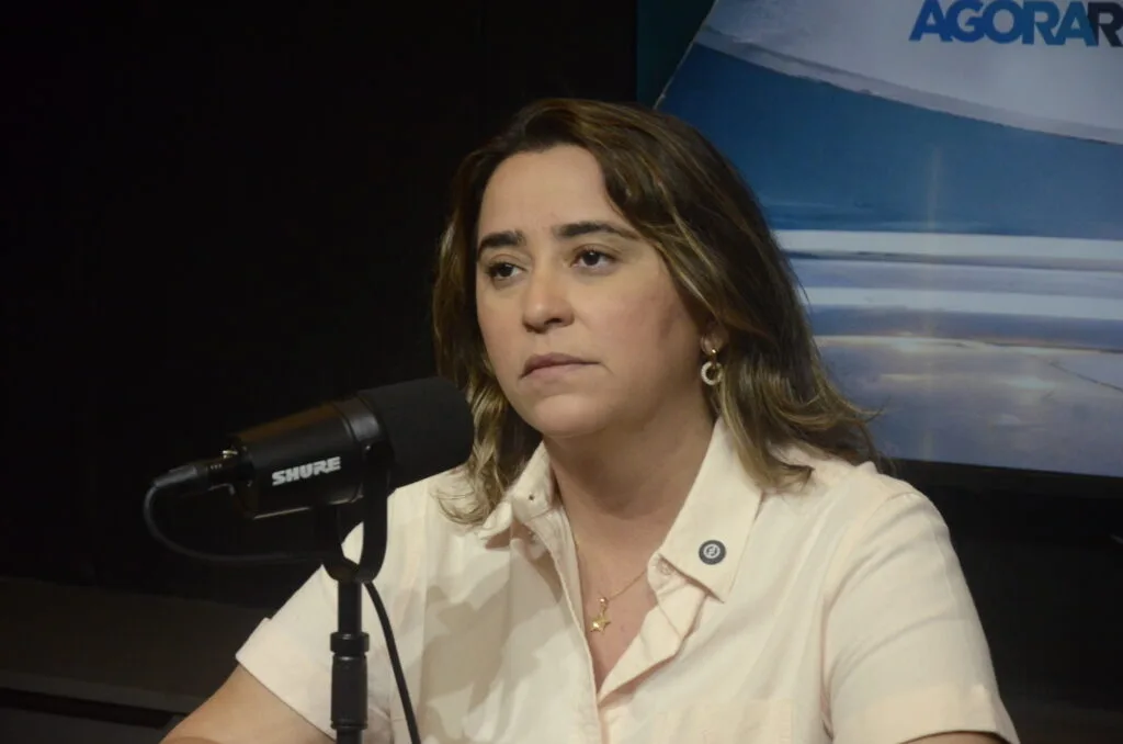 Samanda Alves, senadora eleita, durante entrevista ao microfone.