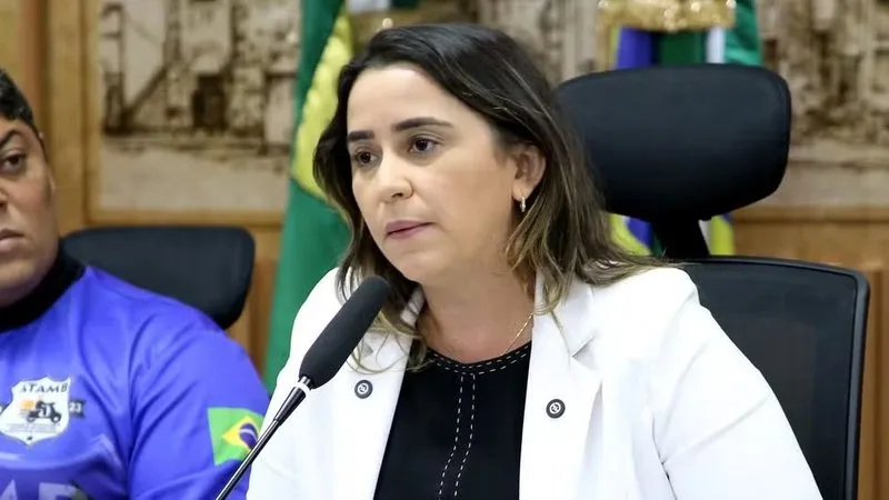 Foto de Samanda Alves gesticulando durante entrevista.