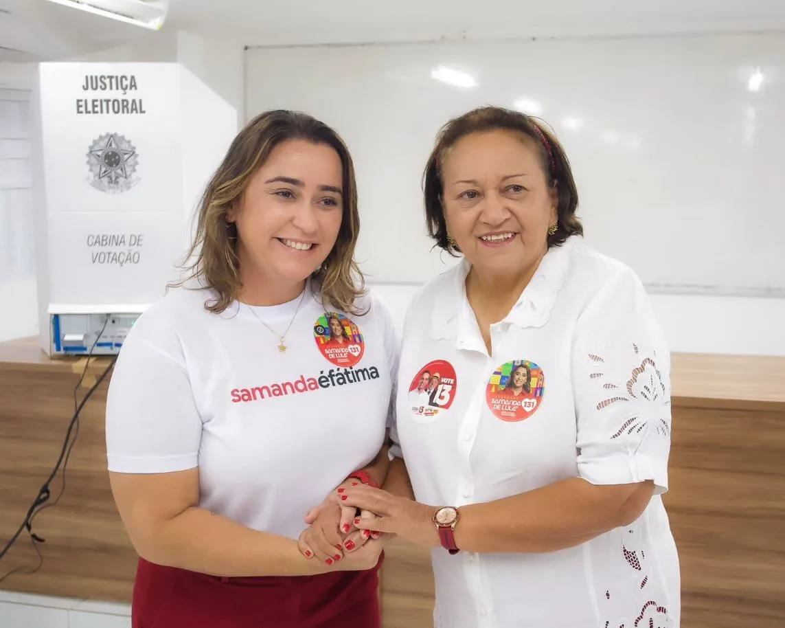 Samanda de Lula e Fátima Bezerra no local de votação em Natal.