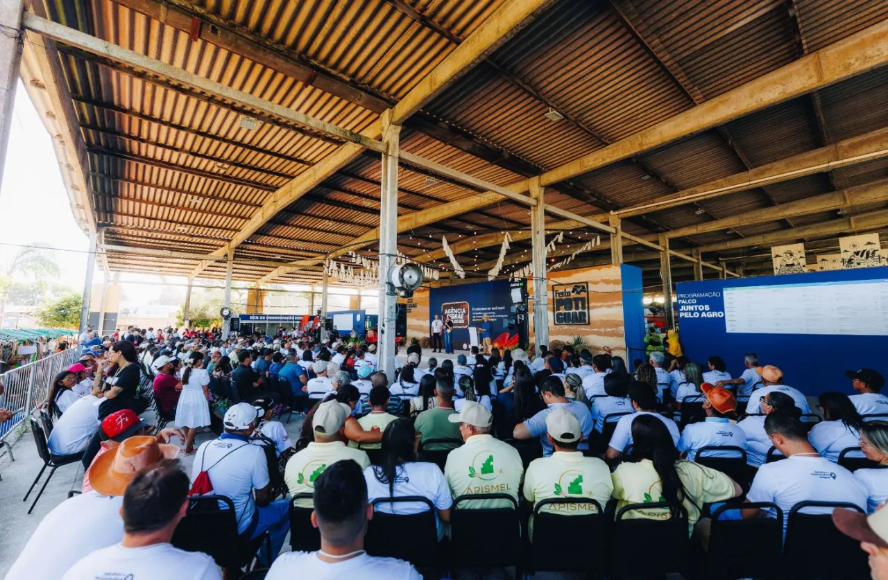 Produtores rurais reunidos em estande do Sebrae durante a Festa do Boi no Parque Aristófanes Fernandes.