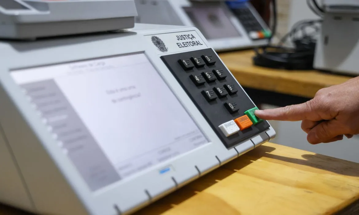 Urnas de votação e eleitores brasileiros na Nova Zelândia.