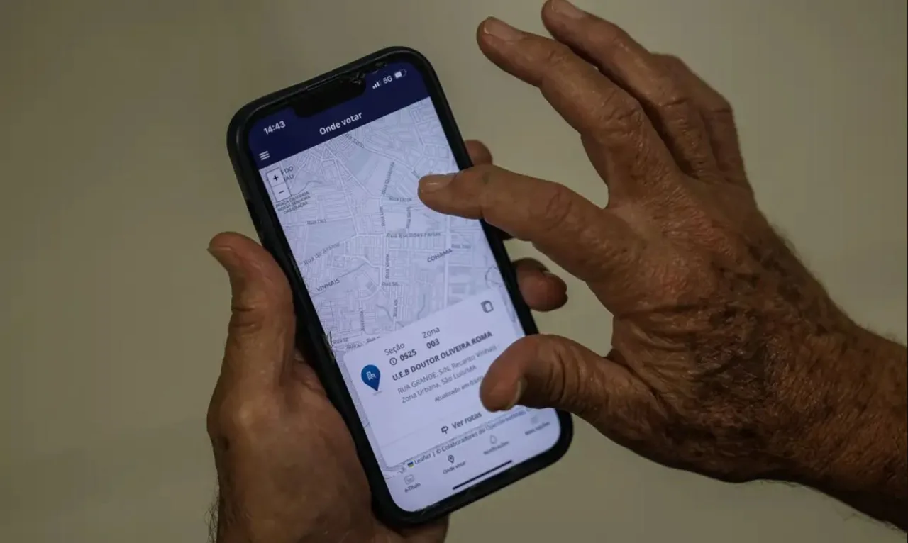 Eleitor consultando o aplicativo e-Título em um celular