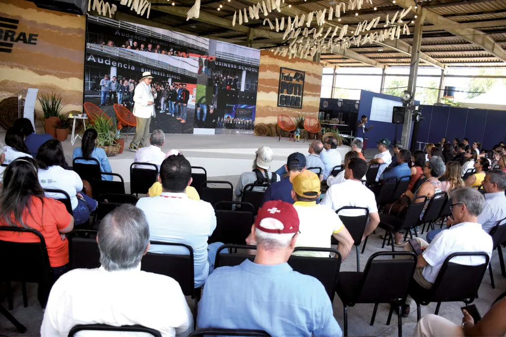 O especialista José Luiz Tejon discursa durante o seminário Motores do Desenvolvimento em Parnamirim.