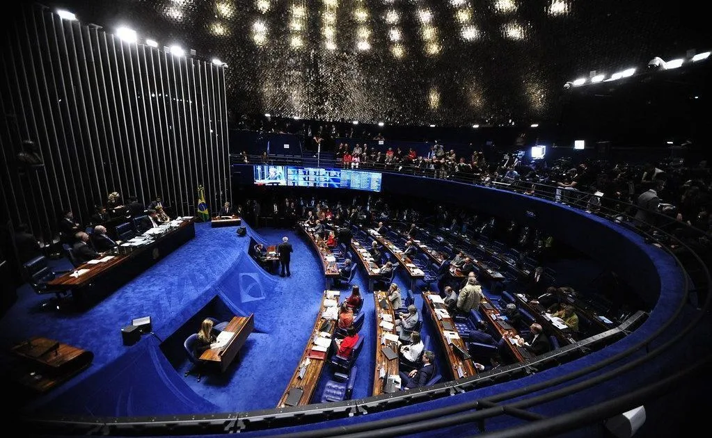 Fachada e interior do Senado Federal durante sessão legislativa.