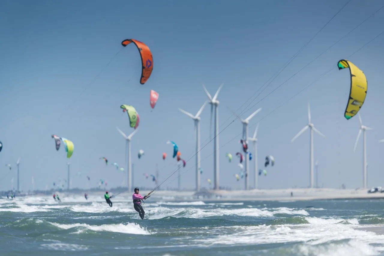 Competidores de Kitesurf no mar durante etapa do Sertões.
