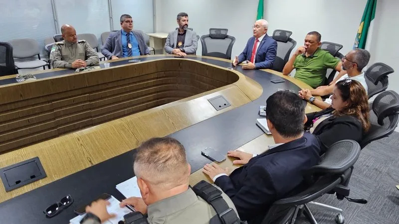 Reunião de autoridades da SESED e forças de segurança em Parnamirim.