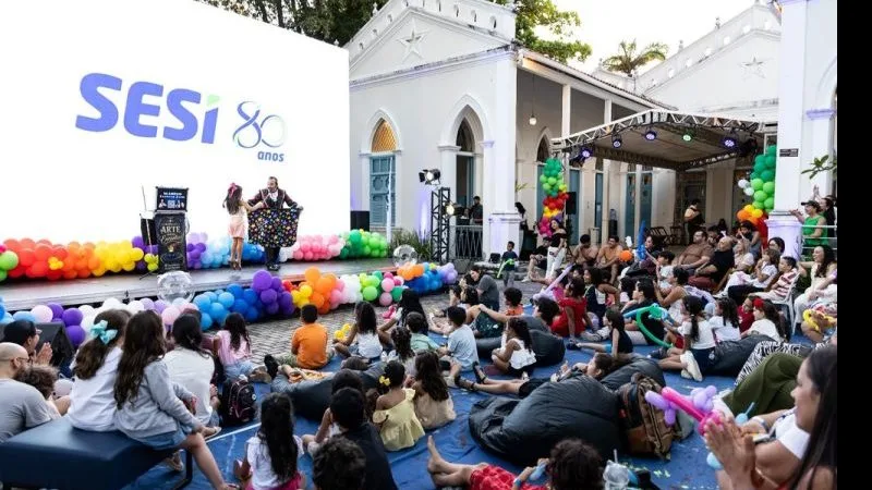 Crianças e famílias em evento recreativo ao ar livre no Solar Bela Vista.
