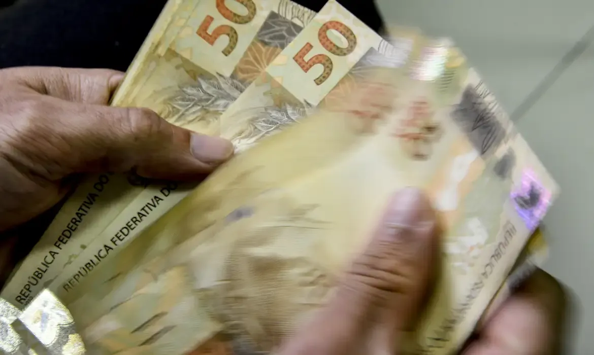 Imagem representativa de moedas simbolizando a preocupação com os salários dos servidores públicos no Rio Grande do Norte.