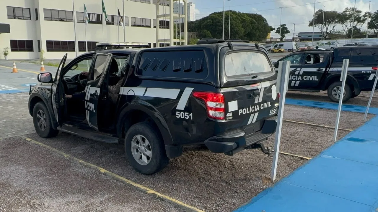 Viatura da Polícia Civil estacionada durante diligências no RN