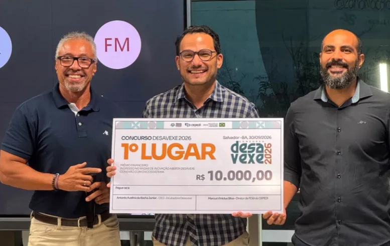Equipe da startup Jupitera recebendo premiação de inovação em evento nacional.