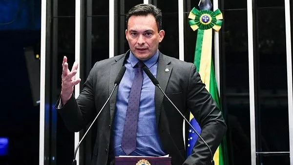 Senador Styvenson Valentim em evento público.