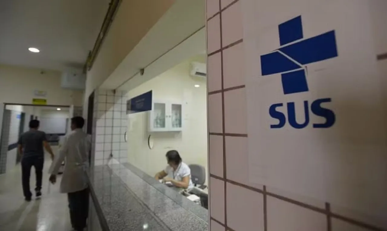 Equipamentos médicos e medicamentos em ambiente hospitalar.