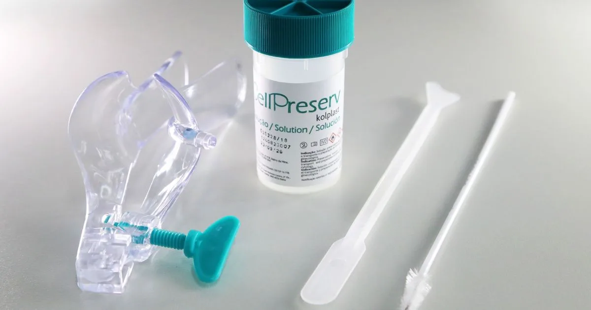 Profissionais de saúde utilizando kits de coleta molecular em unidade do SUS.