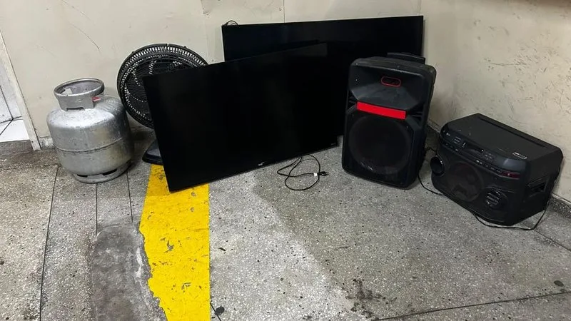 Policiais em frente a material apreendido durante a operação na Grande Natal.