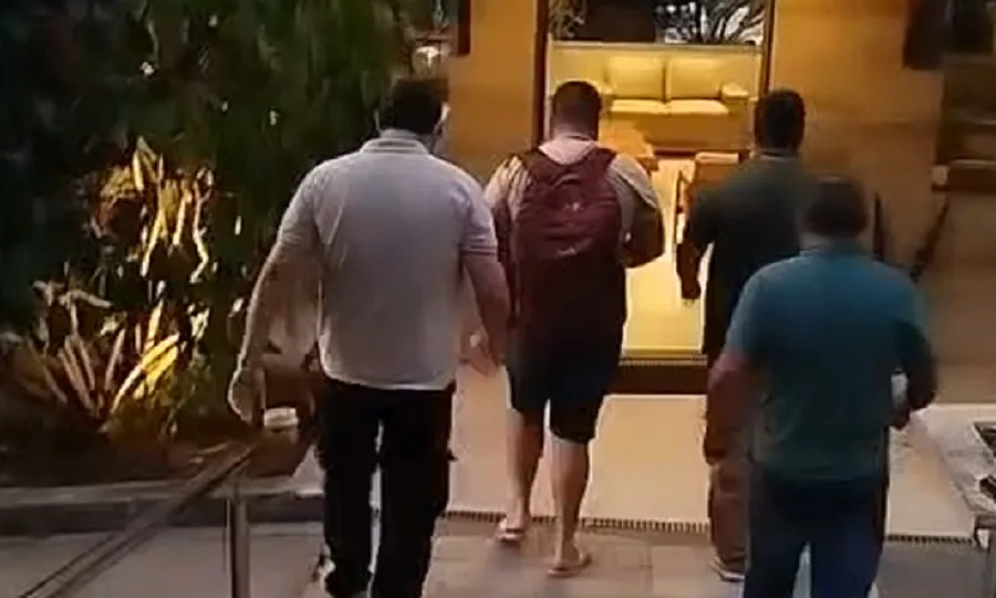 Viaturas policiais e agentes em operação de captura.