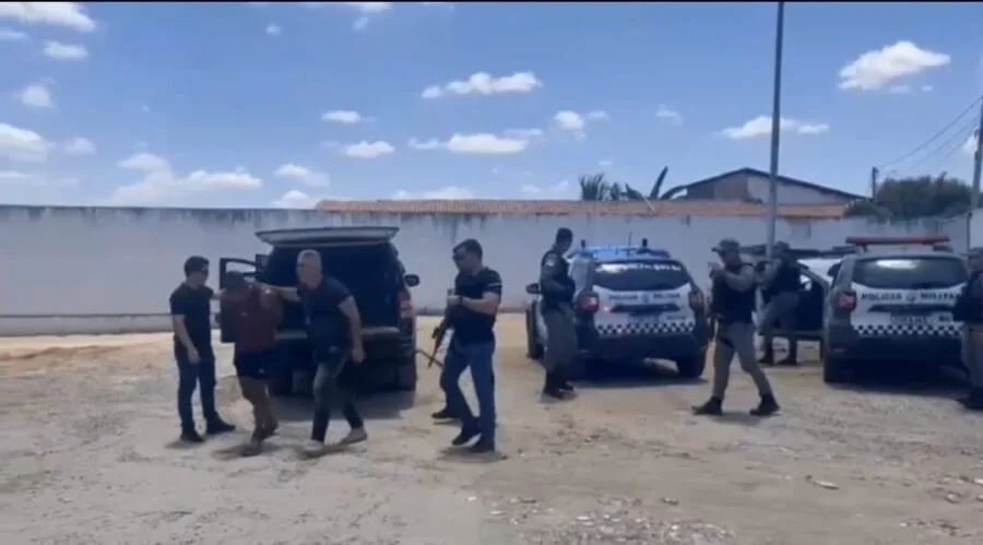 Armas, drogas e dinheiro apreendidos em operação policial contra o PCC no RN.