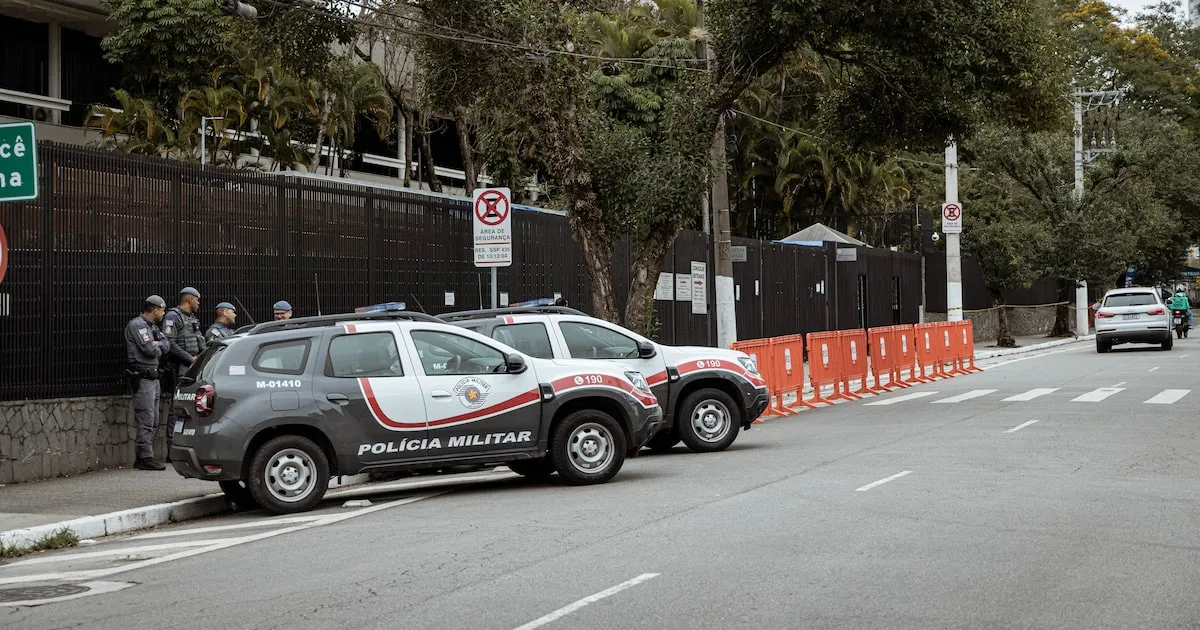 Fachada de consulado americano com aviso de suspensão de atendimento.