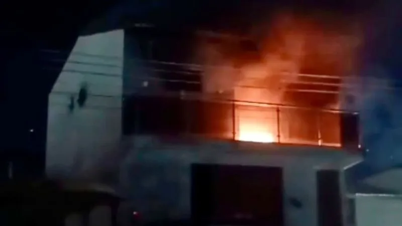 Fachada de residência em Parelhas, RN, após ser alvo de incêndio criminoso.